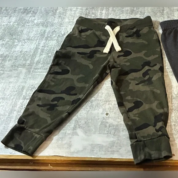 Boys 3 Piece Shirt and Joggers Set. Clean and in Great Condition. Size 2T. $7 - Picture 3 of 7